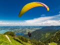 Gleitschirmflieger kurz nach dem Start am Tegelberg
