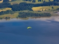 Gleitschirmflieger über dem Bannwaldsee